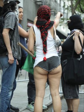 Christian200473's tweet photo. @lucianapeara @matildesjt con donne cosi.... il viagra non basta... https://t.co/0RkZ5MlPK5