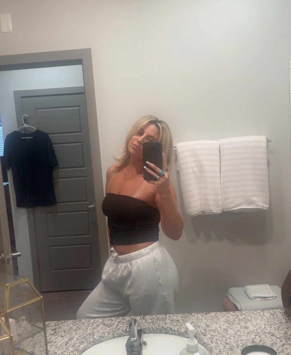 Stellathepeach's tweet photo. #milf #goodmorning #sweats Oh…hi there🫣😘 https://t.co/sJspmTRRof