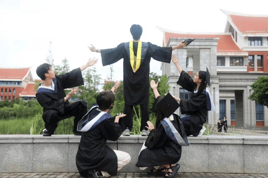 mohamme15208235's tweet photo. Grad cap tossed high, memories locked tight. Off to new horizons—cheers to the ones who walked this path with me! ， https://t.co/WGZIN7lG1e