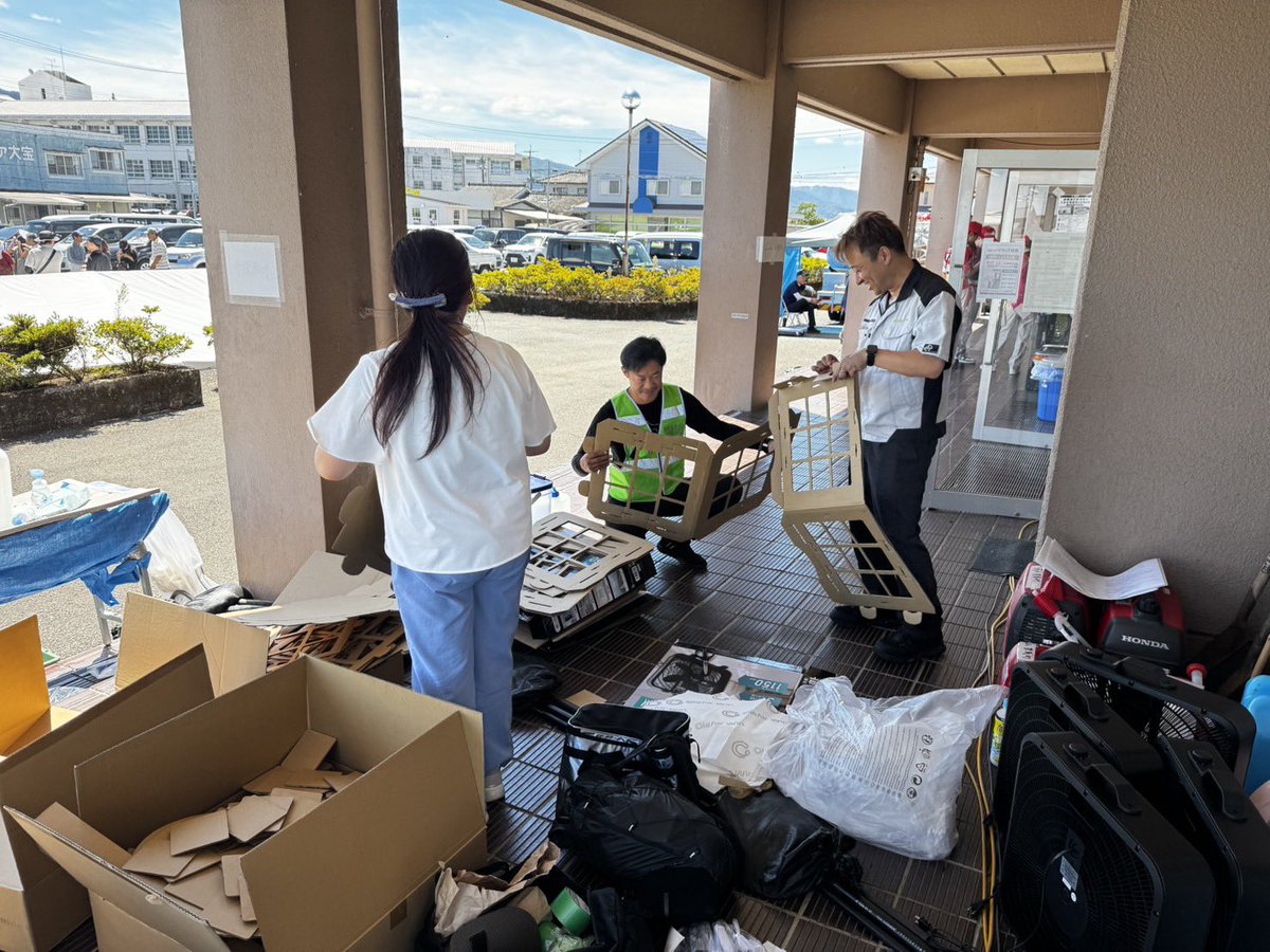 chiharu_fami's tweet photo. 昨日、今日と、避難所へ災害時用空気清浄機の組み立て〜設置のお手伝いをしてまいりました。

避難所での感染症大流行を防ぐためには空気の管理が必要不可欠です。
八代市は災害対策本部の皆様にご理解いただき全ての避難所ではありませんが設置していただくことができました。
Xで支持者の皆様のご紹介からご縁をいただいた株式会社クレアさん。能登半島の避難所でも設置の実績があるそうです。空気清浄機は全て災害支援としてご寄付いただいております。採算度外視なのです😭ありがとうございます🙏

すでに実績を買われ、輪島市・七尾市・薩摩川内市では防災協定を結ばれているそうです。今後も続々と協定を結ばれるご予定とのことです。災害はいつ起こるかわからない。各地の行政へ広がりますように。