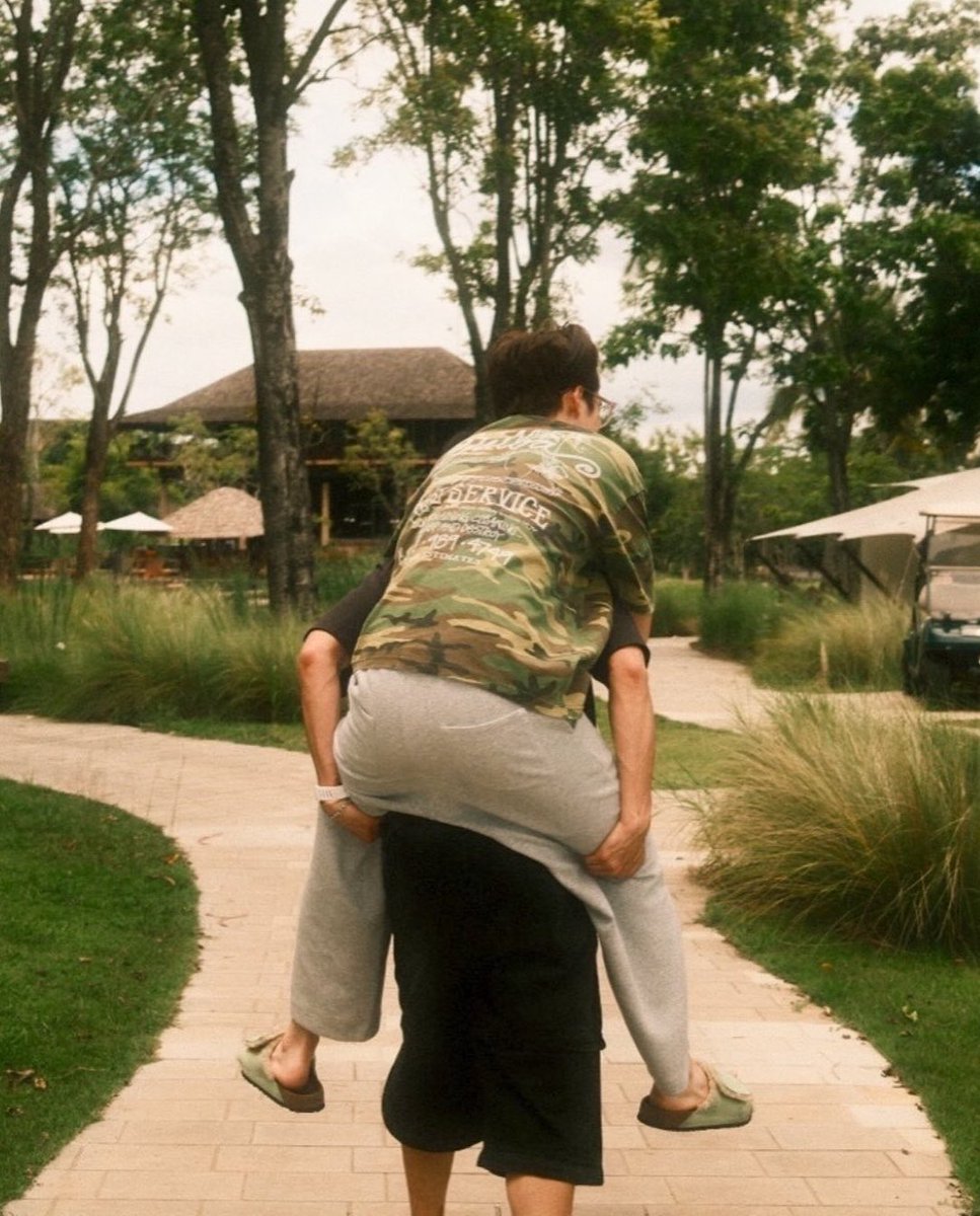 ArmTaen9's tweet photo. การฝึกHyrox ฐานSandbag Lunge ในsong camp https://t.co/WJFwXML9Ee