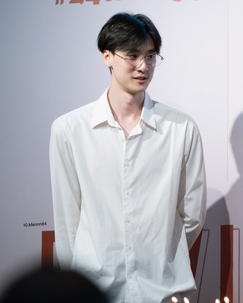 swissiez's tweet photo. ธีใส่แว่นโคตรหล่อ กลับมาเป็นหนุ่มแว่นอีกได้มั้ย🥹

#tee_vtp https://t.co/iAqkeurKOt