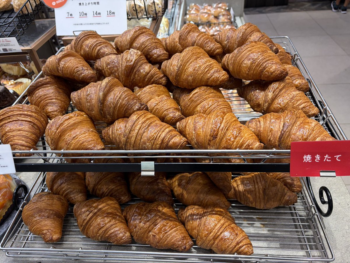 lovin0921's tweet photo. 買い物すまし最後はクロワッサンで特急で🥐食べ白ワイン飲んで🍾またワイン飲んでるよ💧特急しおさい発進🚊 https://t.co/svv4tlrkLk