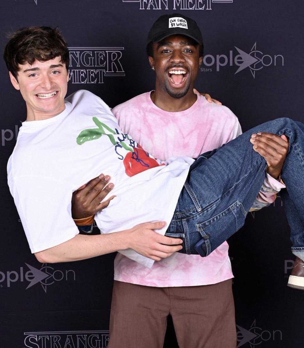 NoahschnappUK's tweet photo. New photos of noah with stranger things cast in people comic con https://t.co/BhfnyYcfiX