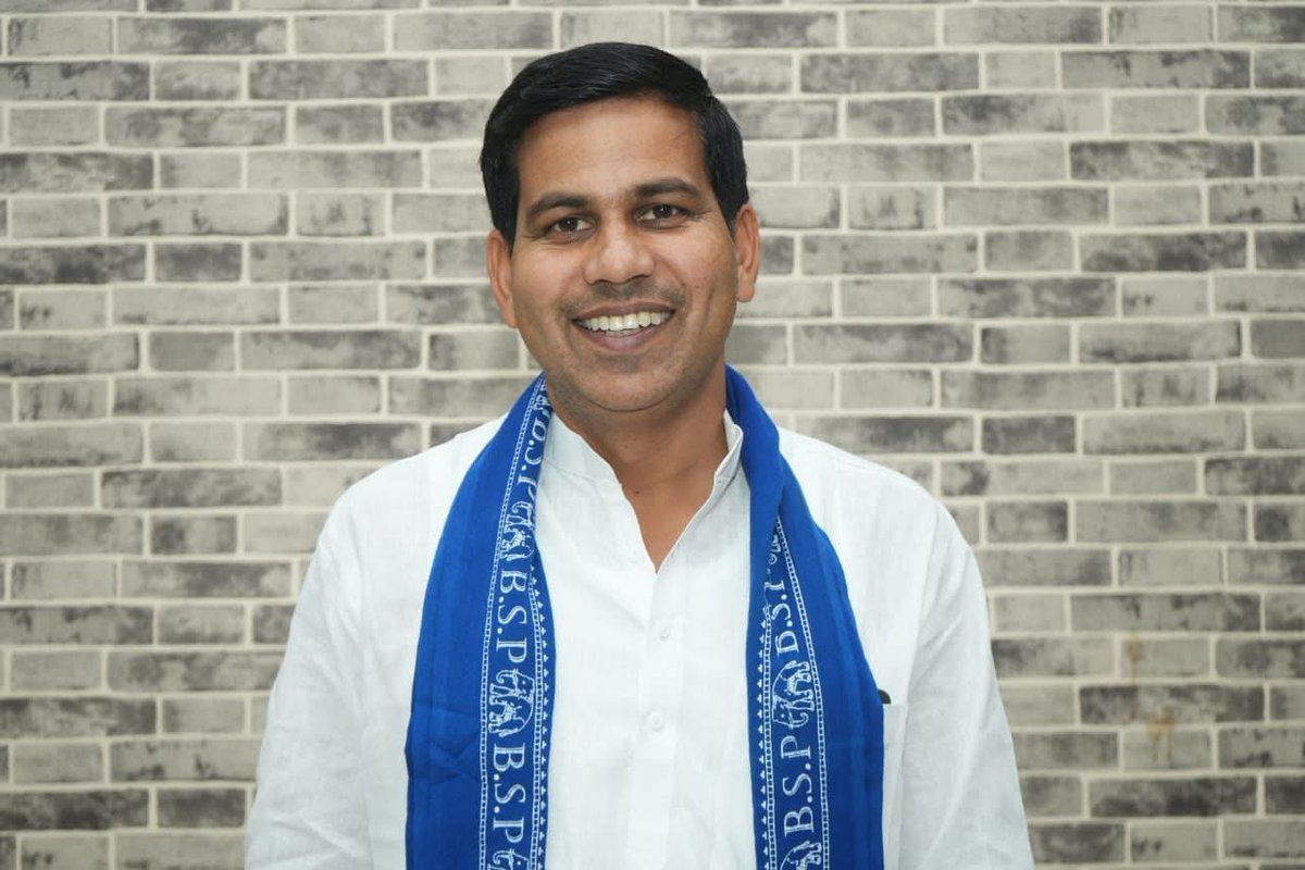 jitu_rajoriya's tweet photo. बहुजन समाज पार्टी के विधायक सतीश कुमार यादव ने आरक्षण के मुद्दे पर अपनी बात को डंके की चोट पर रखते हुए कहा कि “आरक्षण था,आरक्षण है, और आरक्षण रहेगा”

आरक्षण संवैधानिक अधिकार है,किसी के बाप की जागीर नहीं जो ख़त्म कर देगा।

बहुजन समाज पार्टी सदैव अपने राजनीतिक स्वार्थ को त्यागकर समाज के उत्थान में हमेशा आगे रही है और लगातार बसपा सुप्रीमो बहन कुमारी मायावती जी प्राइवेट सेक्टर में भी दलितों, शोषितों एवं वंचितों के हित के लिए आरक्षण की मांग कर रही हैं।