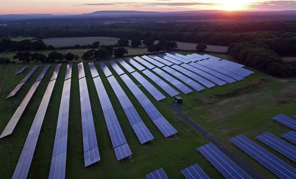 BasilTheGreat's tweet photo. 🚨NEWS: It has been revealed that nearly a thousand acres of Britain's best farming land has been destroyed by Solar Farms

827 acres of Grade 1 (the best) land in the country which could have produced food for 200,000 people has been wrecked https://t.co/97r99282e9