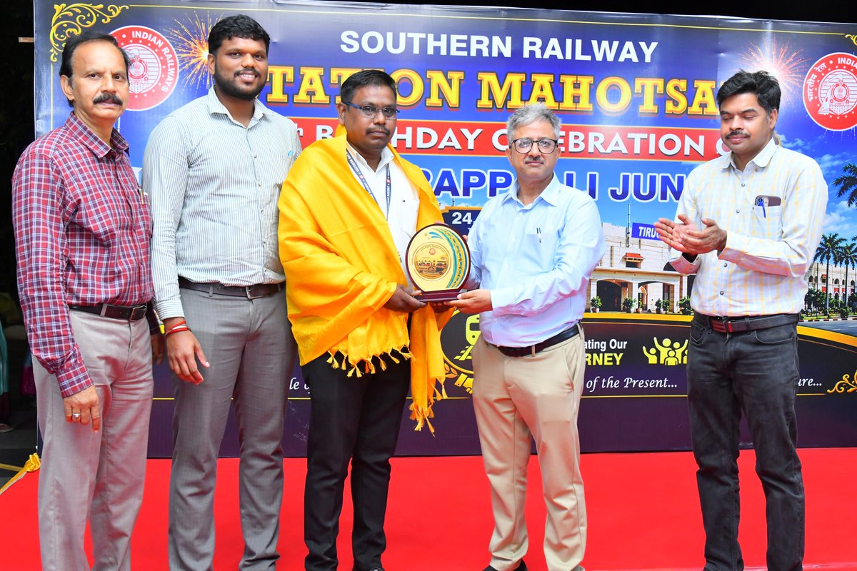 DRMTPJ's tweet photo. Shri Balak Ram Negi, DRM/TPJ, felicitated railway employees  for their dedicated service at Tiruchchirappalli Railway Station.
He also unveiled the special heritage magazine “Virasat Smarika.”The magazine showcases photographs, historical facts and heritage-related content highlighting the station’s rich legacy(3/3)