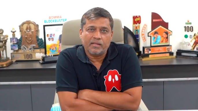 pepparsalt9's tweet photo. మరోసారి వీళ్ళ double standards బయట పడ్డాయి. పెద్ది టైం లో వీళ్ళు చేసిన అల్లరి, రచ్చ, పంచాయితీలు ఒకటి కాదు. Hikes గురించి విజ్ఞాన ప్రదర్శన ఎంత చేశారు అనేది అందరికీ తెలిసిందే. మరి ఆయన ఎందుకు ఇంకా Toxic కి పాటించడం లేదు. Hikes కోసం ప్రయత్నాలు ఇంకా చేస్తా టికెట్స్ కూడా ఇంకా వదలకుండా అదీ కూడా ఒక డబ్బింగ్ మూవీ కోసం.  వీళ్ళే ఒకప్పుడు వాల్తేరు వీరయ్య స్త్రైట్ మూవీ వస్తుంటే డబ్బింగ్ మూవీ వారసుడు కొసం తన పలుకుబడి మొత్తాన్ని వాడి ధియేటర్స్ బ్లాక్ చేశారు.  మొన్న పెద్ది మూవీ కి చేసిన పెంట చిరంజీవిగారి దాకా వెళ్ళింది. వాళ్ళ సినెమాలు రిలీజ్ చేసేప్పుడు వ్యాపరం మాత్రమే చూసుకుంటా వేరే వారి సినెమాలు మాత్రం అదేదో తెలుగు సినెమా కోసం పాటు పడుతున్నట్లు, డిస్టిబ్యూటర్స్ కోసం పాటుపడుతున్నట్లు మీడియా ముందు హడావిడి. పలుకుబడి, రాజకీయాలు ఏదో ఒకటి రెండు సార్లు పని అవుతుంది మహా అయితే. ఒకరిని తొక్కాలని ప్రయత్నిస్తే అది వారి పతనానికే నాంది.