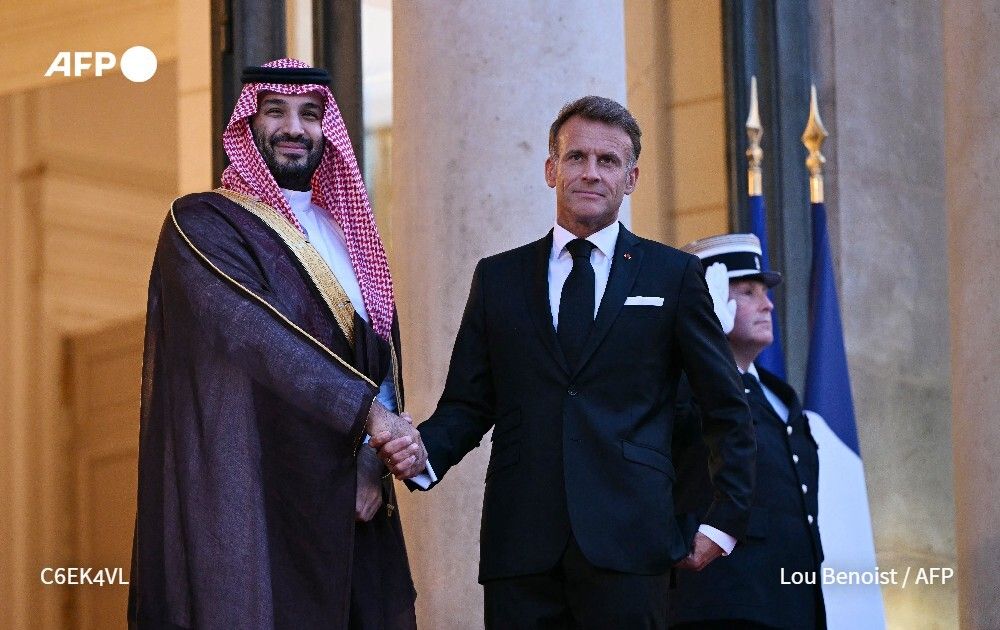 afpfr's tweet photo. 🇫🇷🎢 Emmanuel Macron a reçu lundi le prince héritier saoudien et annoncé un projet "colossal" financé par l'Arabie saoudite pour créer trois parcs d'attractions près de Paris, dont un sur l'univers des mangas.

➡️ https://t.co/PIjncoRvc7 https://t.co/ZnaKMXLVE4