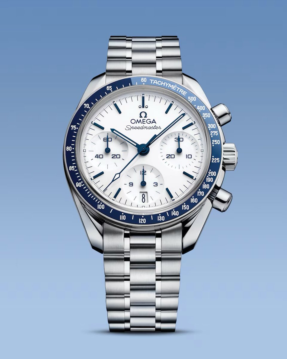 threec_kitahara's tweet photo. 【omega】
38mmスピードマスターが新型として登場！

伝説的ムーンウォッチのシグネチャーデザインコードを最も忠実に継承した新作「スピードマスター 38」。
新たに7つのモデルが、「スピードマスター 38」コレクションに追加です！

ブラックダイアルモデルは、ラッカー仕上げのブラックダイアルとブラックアルミニウム製ベゼルを組み合わせ、針とインデックスにはホワイトスーパールミノヴァを。
ブレスは3列のブラッシュ仕上げリンクと、2列のポリッシュ仕上げスモールリンクを採用。

「ドット・オーバー 90」を配し、内部にはコーアクシャル キャリバー3332を搭載。

アンダー100万なのも魅力的。