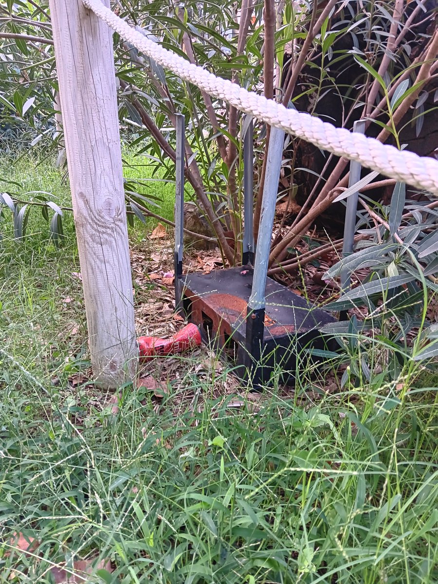 J_C_Oli's tweet photo. @matarocat al costat caseta del Parc Vell. Una barbacoa!!!! El no fer res convida a la mala gent a fer el que volguin!! S ha de retirar urgentment!! I posseu cameres ja!! https://t.co/Ijzk4H7AjU