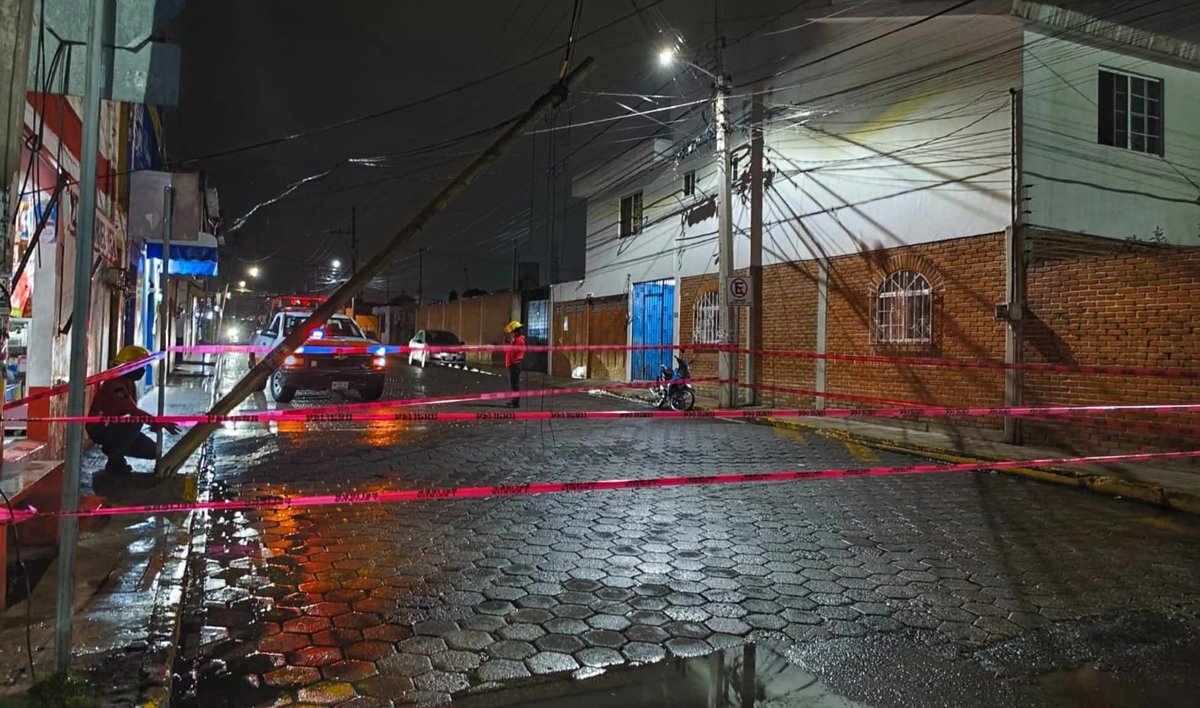 ComentanosPue's tweet photo. Bomberos de @PCCholula acordonaron la calle 15 Norte, entre 6 y 4 Poniente en San Juan Calvario, por la caída de un #poste de telefonía.
✅En tanto, se notificó a #Telmex para realizar las labores correspondientes a la brevedad. https://t.co/DjH4L4YQvo
