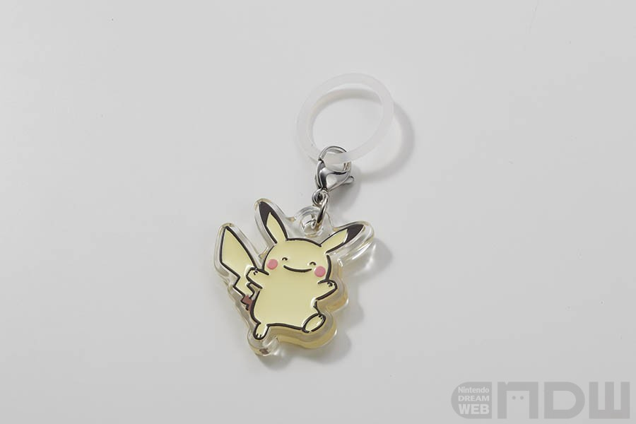 PokeGetInfoMain's tweet photo. 【ポケモン新商品】
「へんしんが苦手なメタモン！つやふるチャームマスコット」の発売が判明

📅発売日：2026年9月上旬予定
💰価格：1回300円

✅ラインナップ(全5種類)
・メタモン
・メタモン(ピカチュウ)
・メタモン(フシギダネ)
・メタモン(ヒトカゲ)
・メタモン(ゼニガメ)

NDW｜「へんしんが苦手なメタモン！」のチャームマスコットがカプセルトイで9月上旬に発売（引用元）
https://t.co/zYKXm3nxDR
