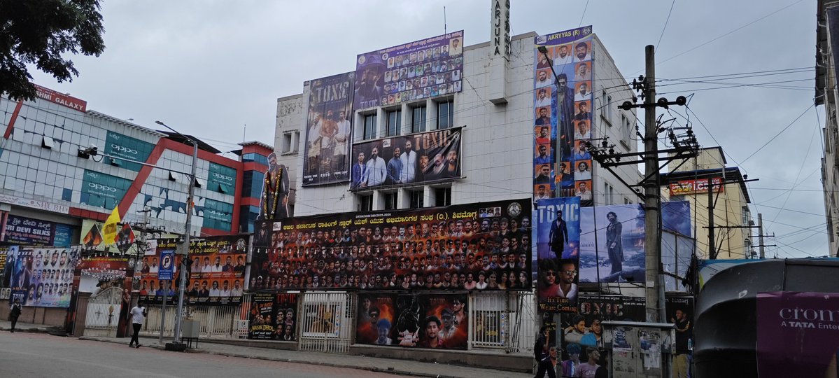TheNameIsRaghu2's tweet photo. Yenroo idu banner alli Theatre muchi bitavare Shivamogga BOSS fans 🤙😎

Location - Shivamogga 

#toxicTheMovie #Yash https://t.co/UudXfaiR6x