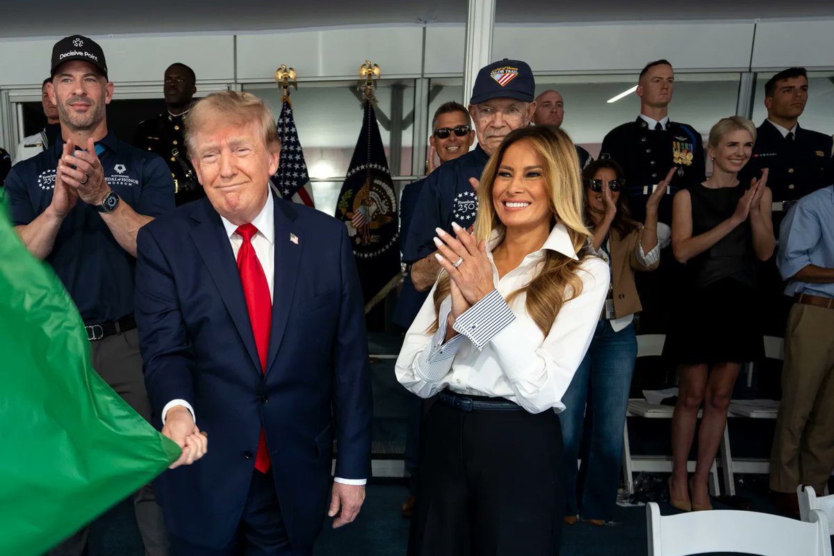 ChristopheGini's tweet photo. 🔴🔴👠 Alors que la controverse Natalie Harp continue de prendre de l'ampleur, et que Melania vient de réapparaître en public à deux reprises en moins d'une semaine après plus d'un mois d'absence, des questions ressurgissent sur l'implication de la first lady, très absente de Washington et qui a eu l'habitude de faire payer ses apparitions publiques. 

🗃️ Les faits

Dans une interview accordée dimanche au podcast de Jack Cocchiarella (@JDCocchiarella), Sarah Matthews(@SarahAMatthews1), ancienne porte-parole adjointe de Trump pendant la campagne et les sept premiers mois du premier mandat, a déclaré : "J'ai rencontré le vice-président, presque tous les membres du cabinet, tous les membres de la famille Trump à un moment ou un autre. La seule personne que je n'ai jamais rencontrée, c'est Melania Trump."

Et d'ajouter : "On sait aussi, et ça a été rapporté, que Melania s'est faite payer pour apparaître à des événements pendant la campagne, ce qui est fou quand on y pense : payer sa propre femme pour qu'elle se montre quelque part."

Cette affirmation est confirmée par les propres déclarations financières fédérales de Trump : 237 500 dollars pour un événement des Republicans en avril 2024, 250 000 dollars du même groupe en décembre 2022, complétés par 250 000 dollars supplémentaires d'une autre organisation le même mois et 155 000 dollars versés en 2021 par un super PAC pro-Trump, initialement dissimulés dans les déclarations sous le nom d'une agence de mannequinat.

Cette interview intervient alors que la controverse autour de Natalie Harp, l'assistante exécutive de Trump que j'ai déjà évoquée à plusieurs reprises, continue de s'amplifier dans les médias américains. 

Melania Trump vient justement de réapparaître publiquement cette semaine, après plus d'un mois d'absence, pour un événement sur le placement familial, un timing que Matthews elle-même a jugé "un peu suspect" au vu de l'actualité Harp, tout en précisant qu'il ne s'agissait que d'une hypothèse personnelle de sa part.

Selon un audit du @thedailybeast, Melania Trump n'a fait que 38 apparitions publiques depuis le début du second mandat de son mari, contre 130 discours publics pour Michelle Obama sur une période équivalente de mandat.

➡️ La question d'une First Lady rémunérée pour apparaître aux côtés de son propre mari refait surface au moment précis où l'assistante du président fait l'objet d'une attention médiatique inhabituelle. Que le lien entre les deux affaires soit fondé ou non, leur simultanéité alimente à elle seule une attention nouvelle sur la vie privée de la Maison Blanche.

Même la présence physique d'un proche du président peut devenir, dans cette administration, une transaction financière plutôt qu'un engagement institutionnel, et chaque nouvelle révélation semble désormais s'ajouter à un climat déjà saturé de questions sur son entourage le plus intime.