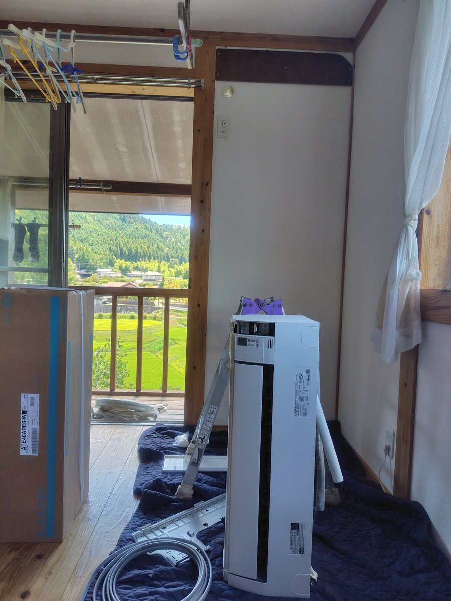 W800_FE's tweet photo. マイルームのエアコン更新‼️

23年前に友人から貰ったエアコン御臨終により、新品更新😁

ダイキンだけどウルルとサララは付いてこず🤣 https://t.co/UpCGdKSUkA