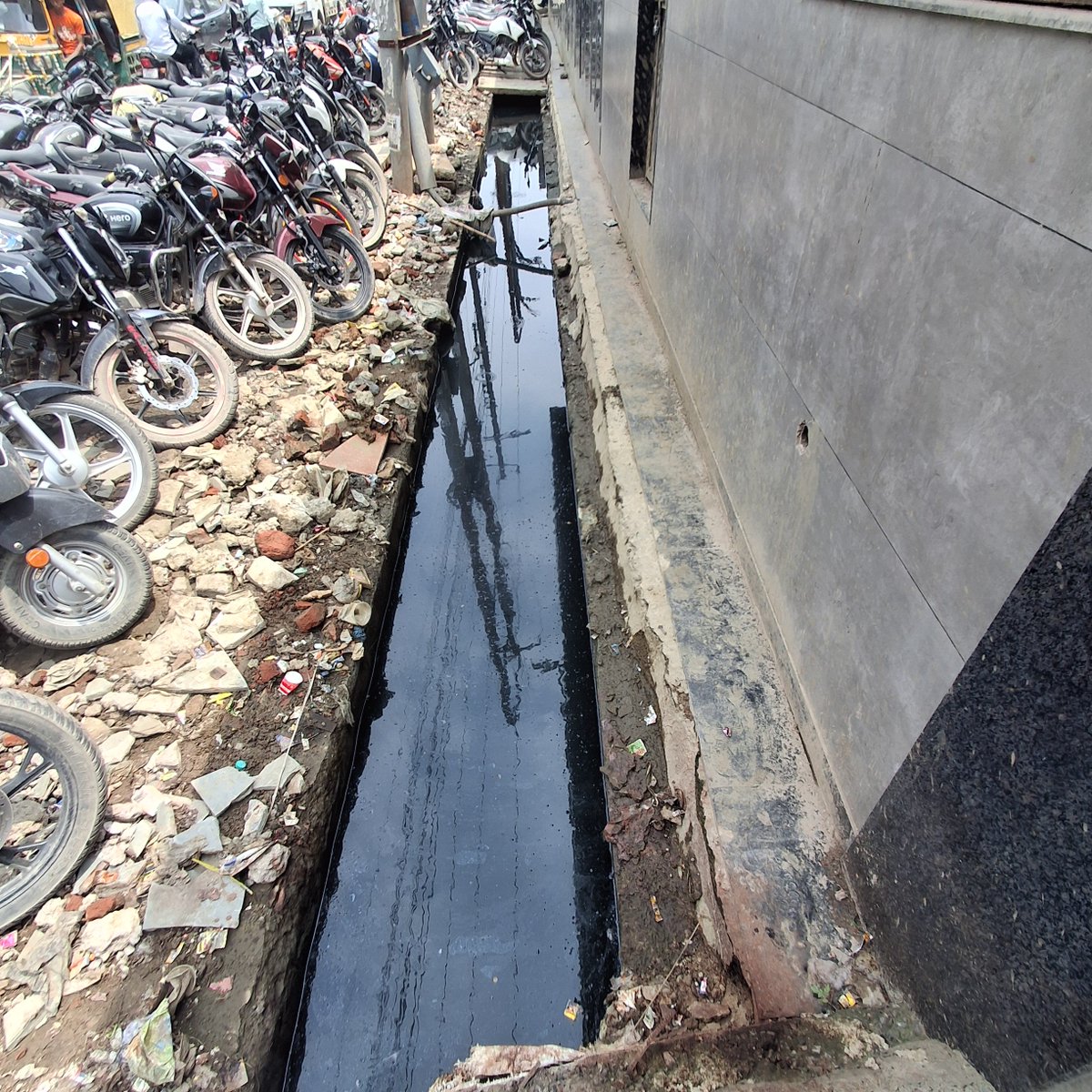Amit1996august's tweet photo. @noida_authority @CeoNoida @myogiadityanath @noidapolice @dmgbnagar No action taken https://t.co/LDArWugZvm