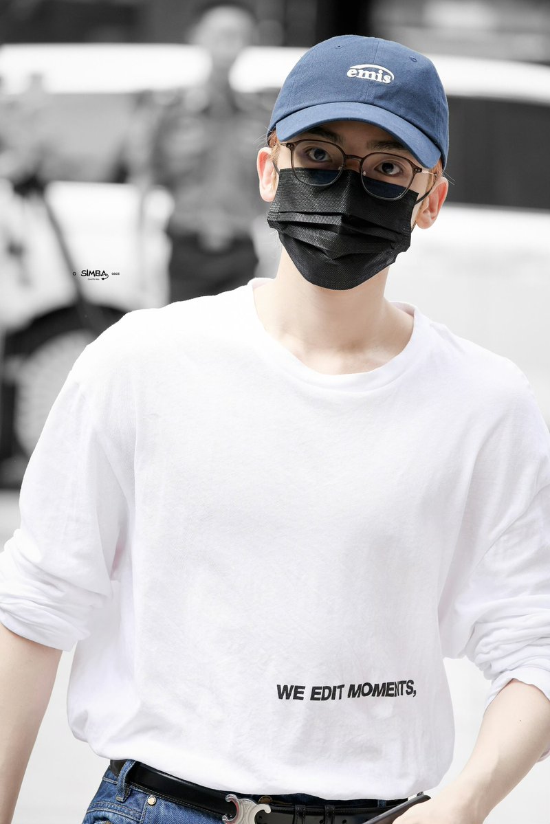 ncybear's tweet photo. Shirt says, “We edit the moments, we archive the days”
#HouMinghao https://t.co/zVbl2peoaq