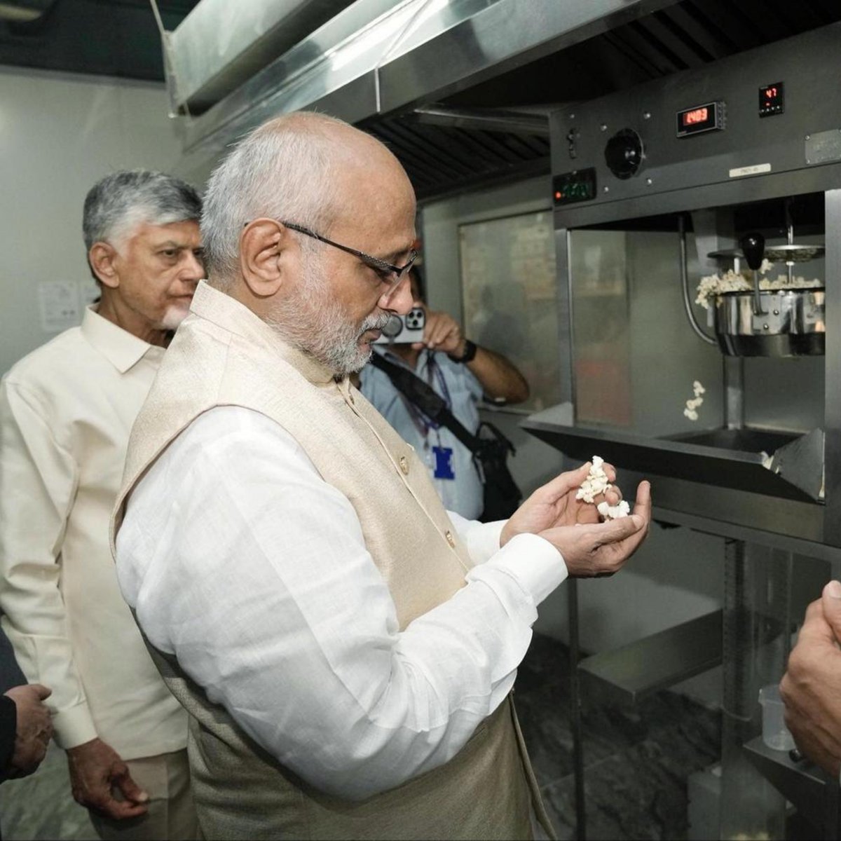AndhraNexus's tweet photo. 🚨 India’s first-ever indigenous, non-GMO, high-expansion popcorn maize hybrid seed has been officially launched in Andhra Pradesh.

The hybrid was launched by Vice-President C.P. Radhakrishnan at Musunuru in Eluru district, marking a step towards reducing India’s dependence on imported popcorn maize technology.