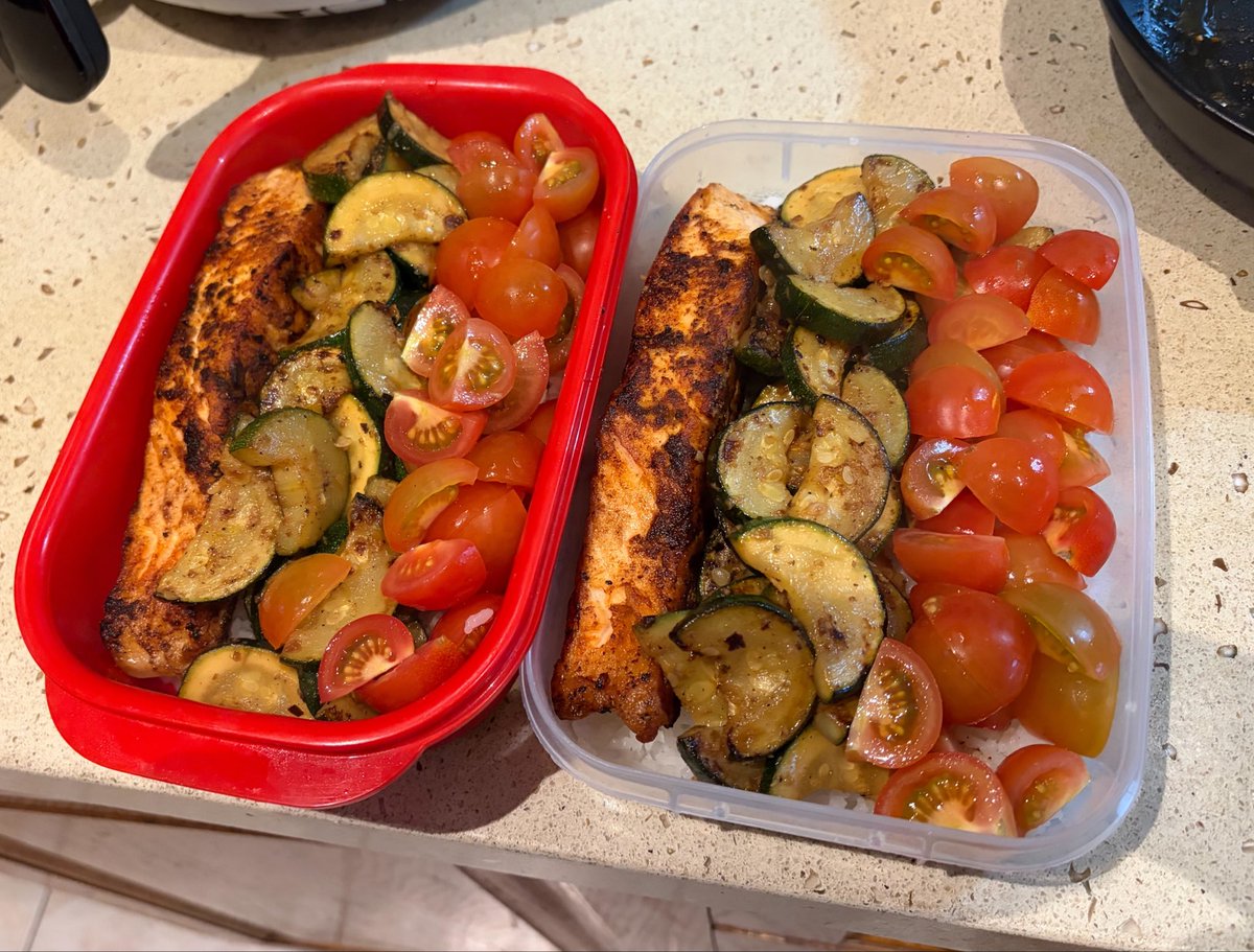 Seaniecorn's tweet photo. just meal prepped some maple syrup glazed salmon, pan fried garlic and zucchini, freshly quartered cherry tomatoes, drizzled with a lemon juice and olive oil vinaigrette with a side of yearning for my ex and reminiscing on what could have been 🤩🤩🤩 https://t.co/rQsvkLOuH9