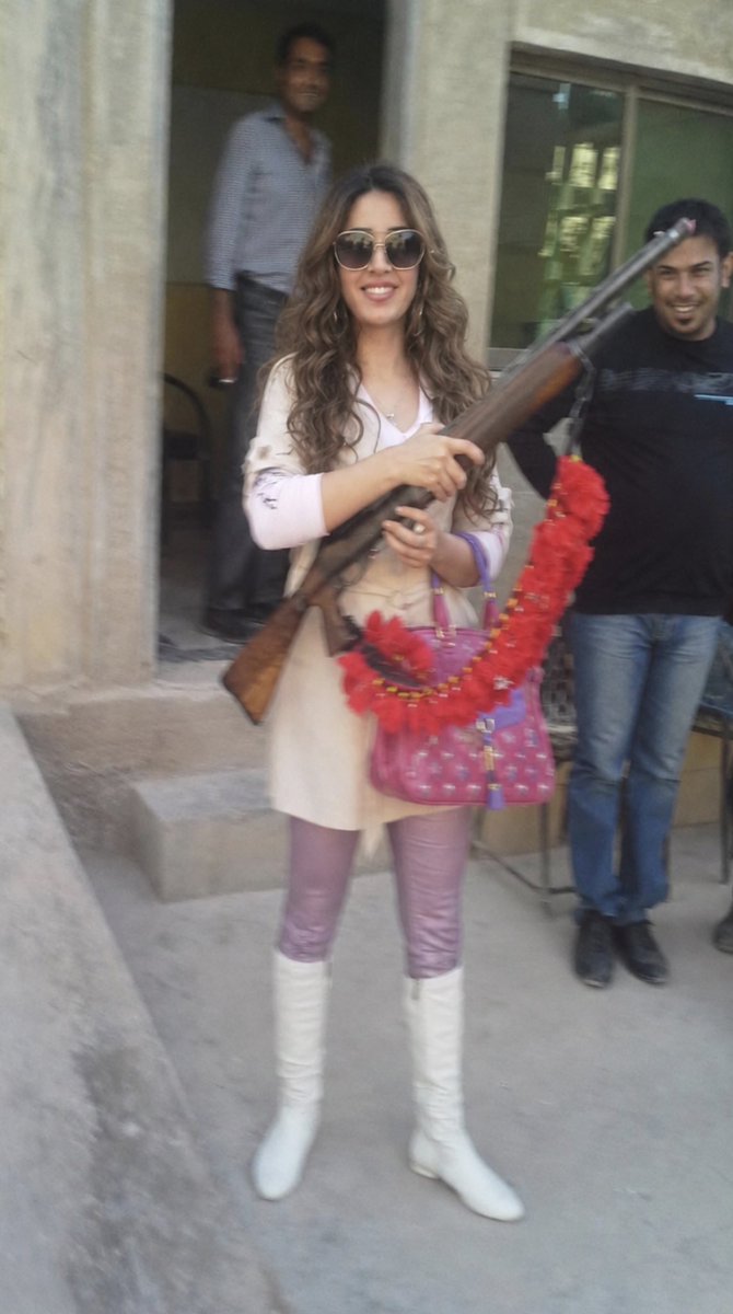 renetarllr's tweet photo. پاکستان … فوریه ۲۰۱۲ من همراه شریک ایتالیاییم یه پروژه را برنده شدیم که vendor یکی قسمتها از پاکستان بود ، من تصمیم گرفتم شخصا بازدید کنم اما شریکم به شدت مخالف بود و ترجیح میداد از روی عکس و ویدیو از طریق یکی از شرکت‌های دبی این کار را انجام دهیم ، اما من ترجیح دادم خودم برم ! و وحشتناک ترین کابوس زندگی ام را در سفر پنج روزه به کراچی تجربه کردم ، کثافت ترین جایی که می‌توان دید …. جاده هایی که از وسط کوه های آشغال و زباله رد می‌شد و گله های گاوهای سیاه که در بین زباله ها به دنبال غذا بودند … زنان و بچه های فقیر و کثیفی که گدایی می‌کنند …و مردانی که همه اسلحه دارند …همه چیز شکسته و سیاه و خراب …. درخت‌ها هم غمگین هستند …. همه چیز آمیخته به ترس بود ، مردمی به شدت دروغگو و سیاه دل ، شهر به دو قسمت تقسیم شده و ۴۴ میلیون جمعیت ، همه مسلح در پی کشتار هم هستند ! از اول بگویم …وارد فرودگاه شدیم ، از مدرنیته و شکوه فرودگاه دبی وارد خرابه ای پر از هرج و مرج به نام فرودگاه کراچی که گمان می‌کنم ترمینال جنوب تهران آن هم زمان جنگ وضعیت بهتری میداشته ! من هتل شرایتون را گرفتم بودم و قرار بود با airport shuttle ما را برسانند اما عجیب تر که پنجره های شاتل مانند ماشین های حمل زندانی میله داشت ! و وقتی دلیلش را پرسیدم گفتند : به خاطر امنیت !!!! 
سه بار از گیت های نظامی قبل از ورود به هتل رد شدیم !! و بعد هم ‌پیاده مان کردند و سگهای قسمت امنیت هتل ما را بو کشیدند ! به شدت عصبانی بودم ، وقتی از کوره در رفتم و فریاد کشیدم ،،،، یکی از کارکنان حراست هتل گفت که صبح دیروز ، در هتل هیلتون که دو تا بلاک با هتل ما فاصله دارد یک حمله انتحاری شده ! و ۱۲ نفر کشته شده اند …… صبح روز بعد موهایم را مرتب کردم لباس پوشیدم و آماده شدم برای ملاقات تجاری ، دم لابی که رسیدم ، رسپشن به سرعت به طرفم دوید ! فریاد زد sister, where are you going ???? 
You can’t go like that ???
You need hijab!!!🧕 
حجاب ؟؟ گفتم ؛ چرا ؟ زنان داخل هتل حجاب نداشتند !! گفت ؛داخل هتل امنیت است !! بیرون احتمال دارد مورد حمله واقع شوم !! داستان دارک تر هم شد وقتی طرف پاکستانی با دو تا بادی گارد مسلح آمد !! و من برای اولین بار در عمرم سوار ماشینی شدم که آینه بغل نداشت ! به من گفتند جلو بنشینم !! و حق بستن کمربند ایمنی نداشتم !!!!! چون بستن کمربند ایمنی نشان دهنده اهمیت جان من تلقی می‌شد و امکان سوقصد به جانم وجود داشت ….دو نفر بادی گارد ، دقیقا لباسهای شبیه طالبان را پوشیده بودند در حالی که سمت اسلحه خود را به شیشه گرفته بودند ،عقب نشسته بودند و هنوز که هنوز است به حماقتم فکر می‌کنم و صحنه هایی که باورشان سخت است ……..درسه روز اول سفر اتفاقاتی افتاد ، که دو روز آخر از هتل پایم را بیرون نگذاشتم ، فقط دعا میکردم سالم بتوانم بازگردم !!!!  روز سوم در شهرک صنعتی LIARY , پنج مرد مسلح جلوی ما را گرفتند ، که بعد از تلفن های طولانی با گنگشان  توسط طرف ما راضی شدند ما برگردیم ! طرف پاکستانی ما میگفت ؛ حتی اگر به پلیس زنگ بزنی ! نمی آید ، می‌گوید با رییس تبهکاران معامله کن ! اینجا هر محله قلمرو خود را دارد …. داستان طولانی است ، پاکستان ،اسمی دروغ است اسمشان باید کثافتستان ، سرزمین دروغ و تباهی باشد  ، مسلمانهایی که همه فاسد و تباه هستند….  روزاول تفنگ بادی گارد را گرفتم و عکسی انداختم …. یادگاری از سفری عجیب !  در ضمن من از پروژه کنار کشیدم !  عمق فاجعه اینجاست که حالا سران پاکستان، ناجی کارتل اسلامی شده اند…….