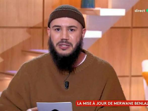 alainpaulweber's tweet photo. France Inter promeut Merwane Benlazar : un "humoriste" salafiste !

France Inter confie à Merwane Benlazar une émission hebdomadaire, Chez la belle-famille, dès le 30 août, avec Mehdi Maïzi. 

Promotion nette pour l’ex-chroniqueur de Zoom Zoom Zen.

Or cet humoriste a déjà été écarté de France Télévisions après son passage dans C à vous en 2025. 

Raison officielle : d’anciens messages sur les réseaux. 

Il y relayait le site https://t.co/t3w8XAQBuk, multipliait les références religieuses rigoristes et écrivait notamment : « La place d’une femme est à la demeure auprès de son père. 

Crains ton Seigneur. » 

Ou encore des propos du genre « Les meufs sans le ménage, vous seriez des grosses ».

Nathalie Goulet l’avait interpellé au Sénat sur ces « sites ouvertement salafistes » et son « exégèse de la charia ». 

France 5 a tiré les conséquences. 

France Inter a fait l’inverse : elle l’a gardé, défendu, et lui offre désormais sa propre émission. 

Céline Pigalle le qualifie même de « l’un des tout meilleurs humoristes de sa génération ».

On peut dénoncer les attaques racistes qu’il a subies. 

On peut rappeler qu’il présente certains messages comme de l’humour. 

Reste une question simple : pourquoi le service public, financé par tous, choisit-il de promouvoir quelqu’un dont les anciens écrits sur les femmes et la religion auraient valu à n’importe qui d’un autre bord une mise au ban définitive ?

France Inter ne se contente plus de tolérer. Elle promeut.