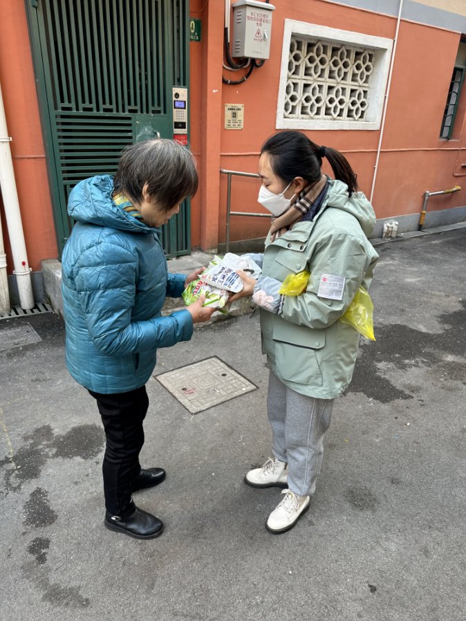 cybeb663378's tweet photo. Neighbors brought homemade cookies and a warm hello when I was moving in today—small moments make the best community feels!， https://t.co/fxQGfnq4Oa