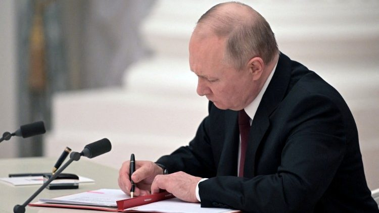francescoproia's tweet photo. Putin firma la legge che consente l'espropriazione forzata di Wildberries e Ozon.
Motivo? Perché non sono stati in grado di riparare in tempo i danni dei droni.

Ormai siamo al delirio. Non solo Putin non riesce più a garantire la sicurezza dei suoi sudditi, perché alla fine quello sono i russi, ma ieri sera ha firmato una legge secondo cui il Cremlino da adesso può confiscare qualsiasi bene di qualsiasi azienda in Russia, legalmente, se l'azienda è stata attaccata da droni o missili e non è stata riparata in tempo.
Questa legge prevede inoltre che, se le aziende chiave in Russia non adottano misure adeguate per proteggere le proprie infrastrutture dai droni, si applichi la stessa disposizione, ovvero il Cremlino può legalmente confiscare i beni e subire conseguenze ben peggiori.