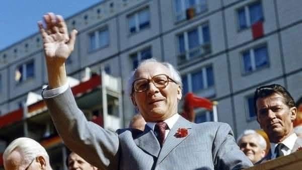 PerspCommuniste's tweet photo. 🇩🇪🚩 25 août 1912 – Naissance d'Erich Honecker.

Il adhère au Parti communiste d'Allemagne en 1930 et mène une résistance contre le nazisme. Arrêté par la Gestapo, il sera emprisonné de 1937 à 1945.

Il dirige la RDA et le Parti socialiste unifié d'Allemagne. https://t.co/MytUF7MWxm