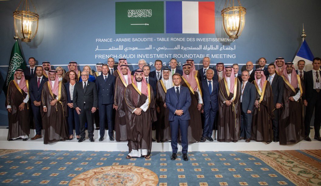 MdAlmahmoud's tweet photo. باريس، أمس: 21 اتفاقية موقعة بحضور ولي العهد الأمير محمد بن سلمان والرئيس الفرنسي إيمانويل ماكرون، ضمن اجتماع الطاولة المستديرة السعودية-الفرنسية للاستثمار، تغطي الطاقة، الصناعة، الصحة، والطيران.
كمطور أعمال، ما يلفت نظري هنا مو فقط حجم الاتفاقيات، بل بنية الحدث نفسها: طاولة مستديرة تجمع كبار المسؤولين الحكوميين مع الرؤساء التنفيذيين لكبرى الشركات من البلدين مباشرة، لا مجرد توقيعات بروتوكولية بمعزل عن قطاع الأعمال الفعلي.
الأرقام خلف هذا الحدث تروي قصة نمو حقيقي، لا لحظة عابرة: الاستثمار الفرنسي المباشر بالمملكة بلغ 63.9 مليار ريال بعام 2024، أكثر من ضعف مستواه بعام 2021. التبادل التجاري بين البلدين وصل 44.2 مليار ريال بعام 2025. وعدد التراخيص الاستثمارية الفرنسية بالمملكة تجاوز 651 ترخيصاً موزعة على 18 قطاعاً مختلفاً.
هذا النمط تحديداً، تنويع القطاعات بدل التركيز على مجال واحد، هو ما يصنع شراكة اقتصادية مستدامة فعلياً، لا مجرد صفقة كبيرة معزولة قابلة للتراجع مع أول تحول اقتصادي عالمي.
من واقع خبرتي بتحليل بيئات الاستثمار، الثقة المؤسسية طويلة المدى لا تُبنى بصفقة واحدة، بل بتراكم مؤشرات: استقرار تنظيمي، وضوح رؤية اقتصادية (رؤية 2030)، وقنوات تواصل مباشرة بين صناع القرار وقادة الأعمال، وهذا بالضبط ما يعكسه هذا الاجتماع.
هذا التحول الاستثماري الكبير يعكس بوضوح رؤية اقتصادية استراتيجية بقيادة ولي العهد الأمير محمد بن سلمان، الذي نجح خلال سنوات قليلة في إعادة تعريف موقع المملكة على خريطة الاستثمار العالمي، وتحويل رؤية 2030 من طموح إلى واقع اقتصادي ملموس يُترجم اليوم بمليارات الريالات وشراكات استراتيجية حقيقية مع كبرى الاقتصادات العالمية.
مئة عام من العلاقات السعودية-الفرنسية (منذ 1926)، تتوّج اليوم بأكبر تحول استثماري بتاريخها، ودليل واضح إن الشراكات الاقتصادية الناضجة تُبنى بصبر واستمرارية، لا بلحظات عابرة.
#رؤية_السعودية_2030 #تطوير_الأعمال #الاستثمار_الأجنبي