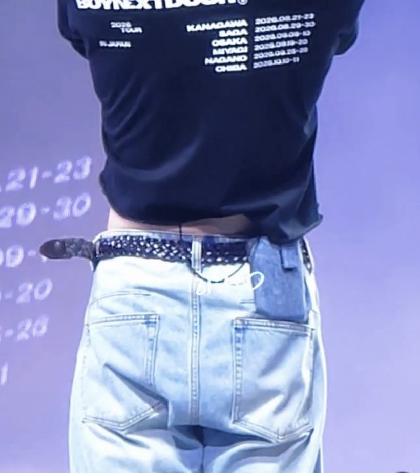 myugjhy's tweet photo. What does he need such a tiny waist for https://t.co/wQ7EOukKvR