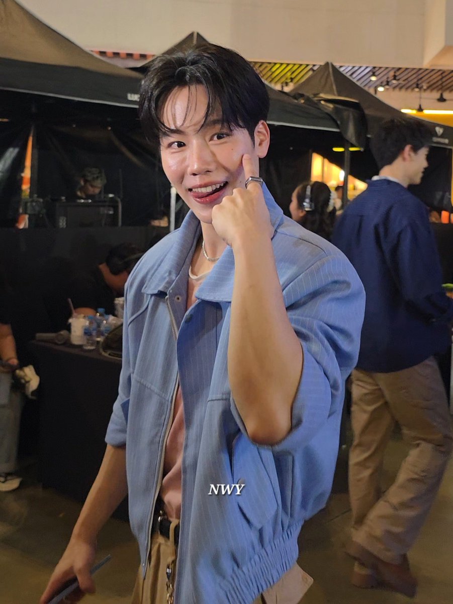 a_saksri's tweet photo. คลิปมันต่อกันป่ะ พี่วอร์โคตรน่ารัก เฮ่อออ..รักว่ะ https://t.co/UalAuWNP9E