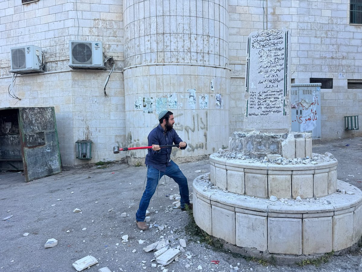 i24NEWS_EN's tweet photo. 🔴 Far-right MK Zvi Sukkot caught on camera demolishing a monument in a Palestinian village near Nablus https://t.co/ZQYaEGVjei