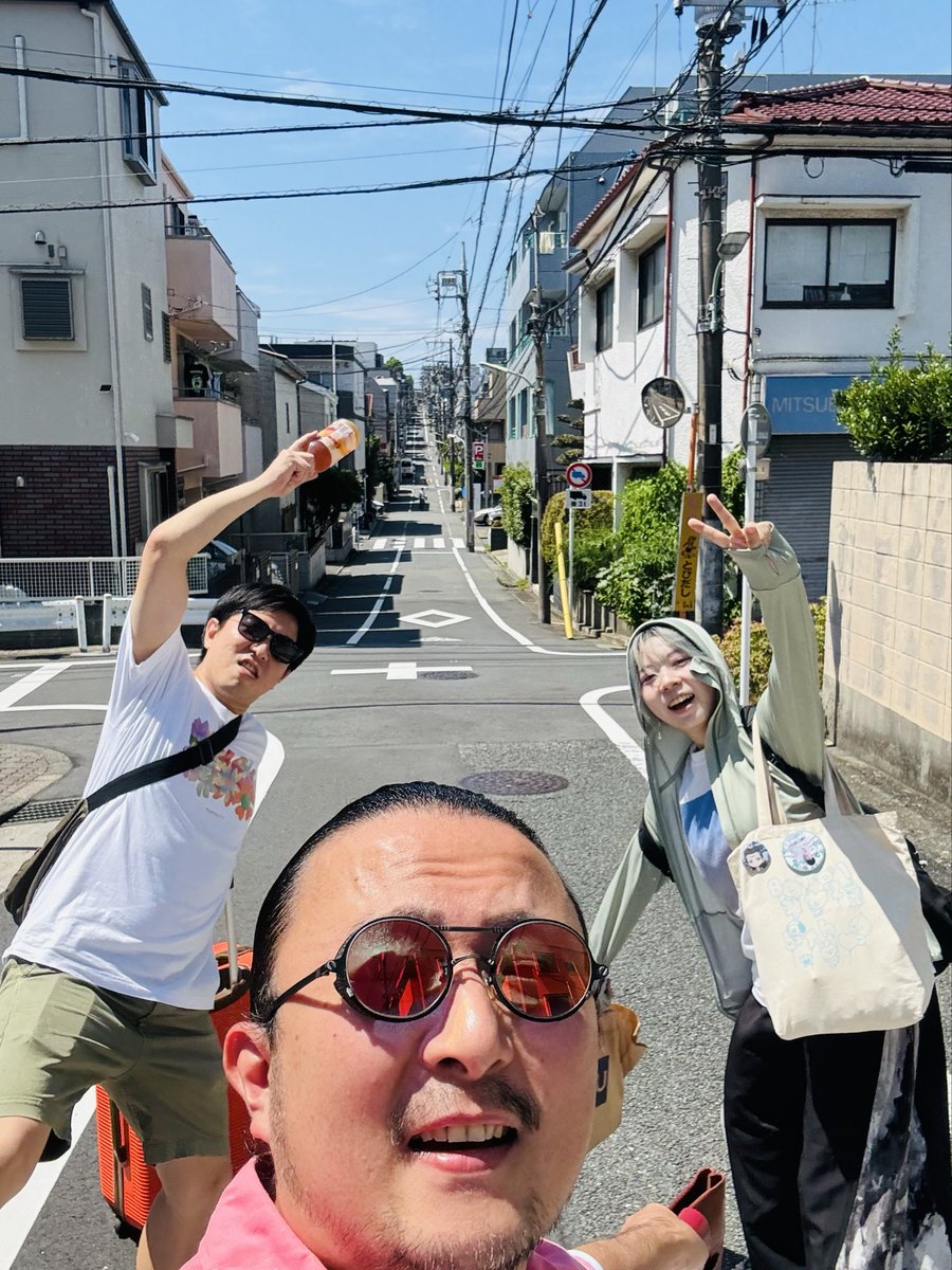 zen_echizenya's tweet photo. どこまでもつづく大田区の坂道〜♪
また新しい児童館に呼んでいただき、#WithME 新作オズの魔法使いお披露目!✨
お客さんは乳児さんお母さんと小学生のミックスでしたが、みんな最後までしっかり見つつ大笑いの1時間でした😆😆😆
灰色のアスファルトの道はあづい!!!
水分塩分摂ってこー!!🚰🧂 https://t.co/j07xIjQv7x