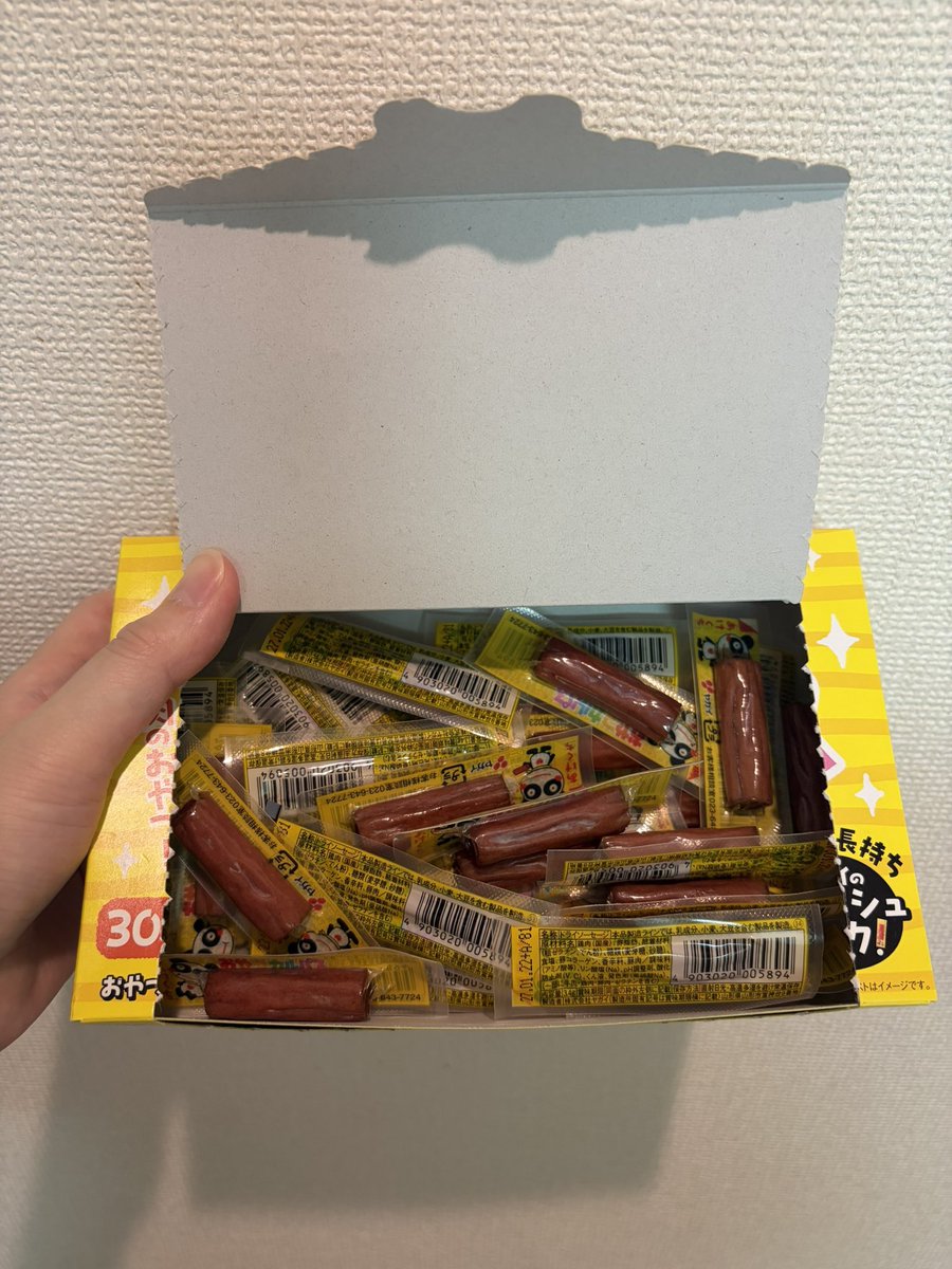 T_eight8eighter's tweet photo. スーパー行ったら、一角が駄菓子屋になってて！！箱売りしてて、大人買いしたような気分に😊
これ、懐かしい！！そして、うまい！！👏🏻✨✨ https://t.co/LpAz0CZzCX
