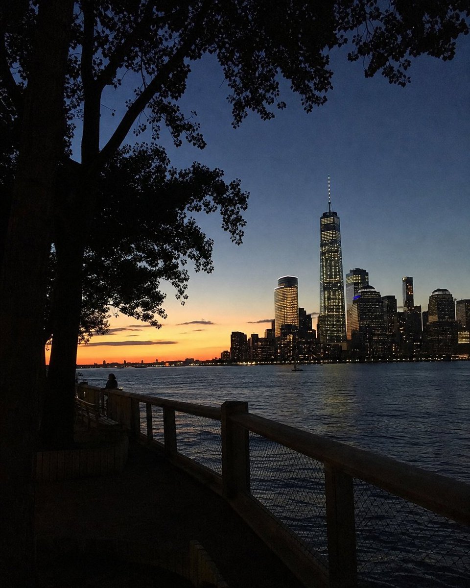 findlittlejoys's tweet photo. New York at the edge of evening https://t.co/RFsvq7cYae