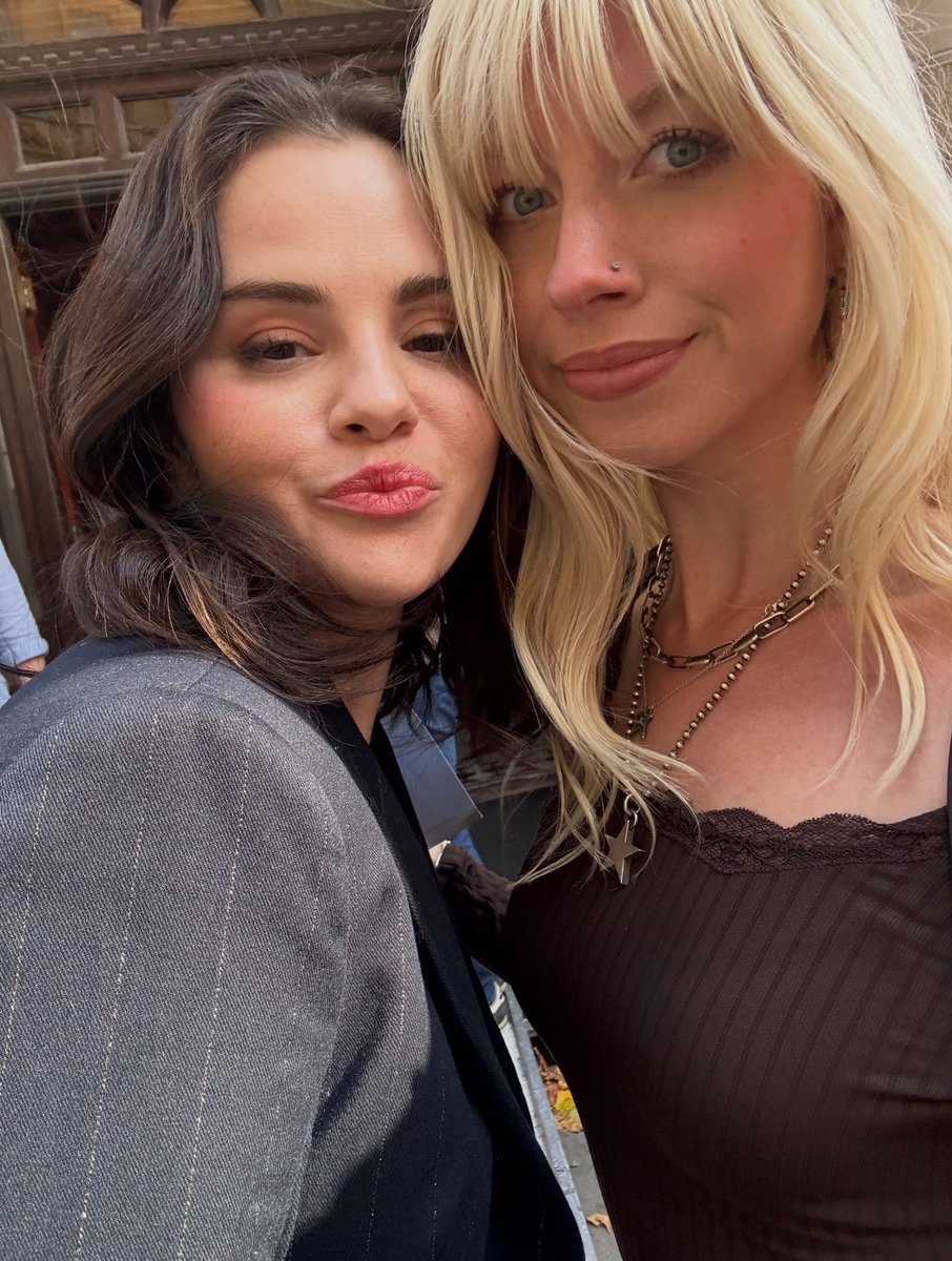 WorldwideSelG's tweet photo. Selena Gomez on the set of "Only Murders in the Building" in London https://t.co/gy4j9OMWWR