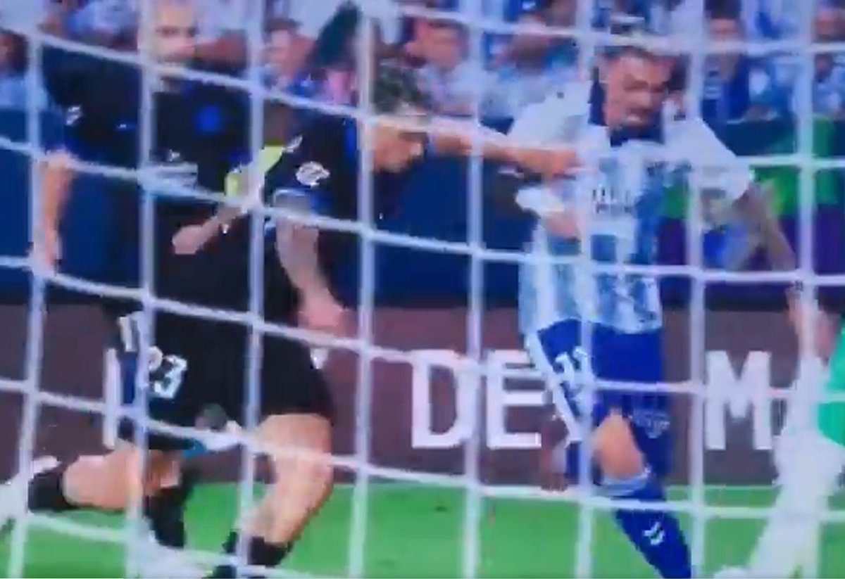 estoesatleti's tweet photo. Únicamente se pitó uno de estos 4 empujones. 
¿Sabrías decir cuál? https://t.co/vkI65SeoGn