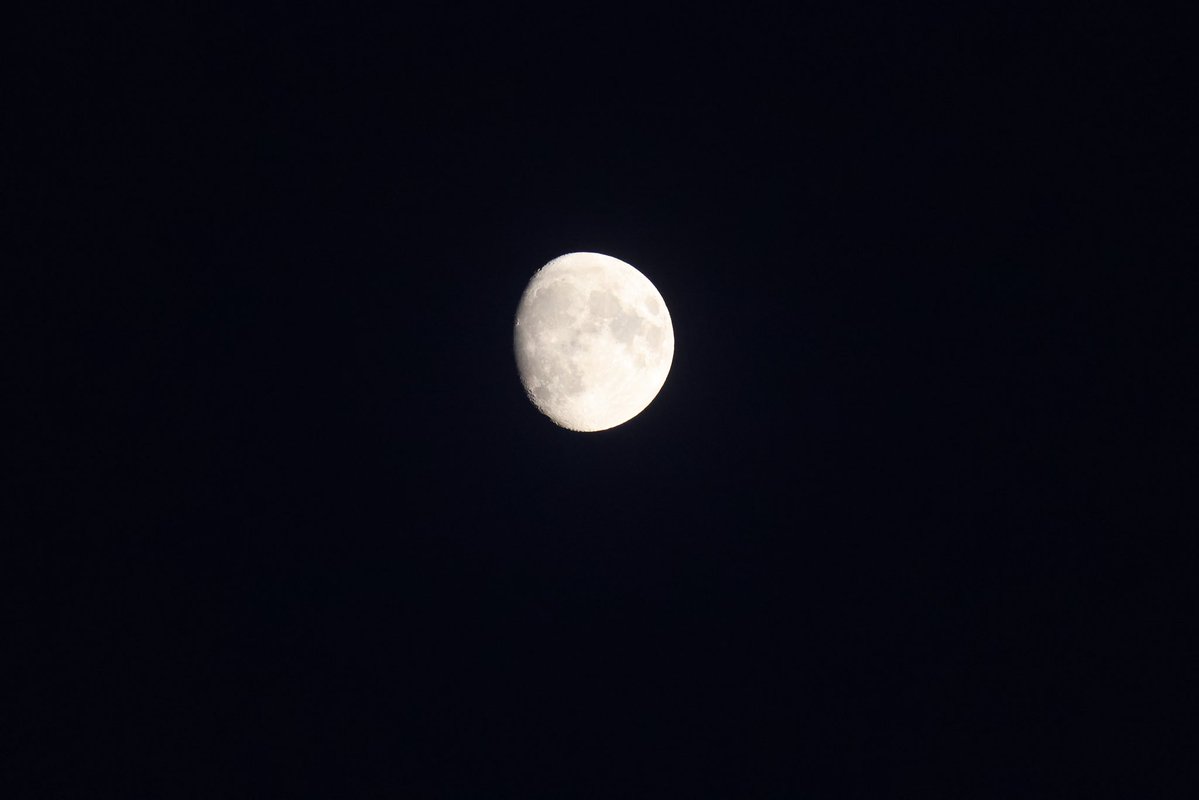 Jupiter_Hadley's tweet photo. Took a picture of the moon last night! #noedits #moon #photography https://t.co/4RodVaTK0q