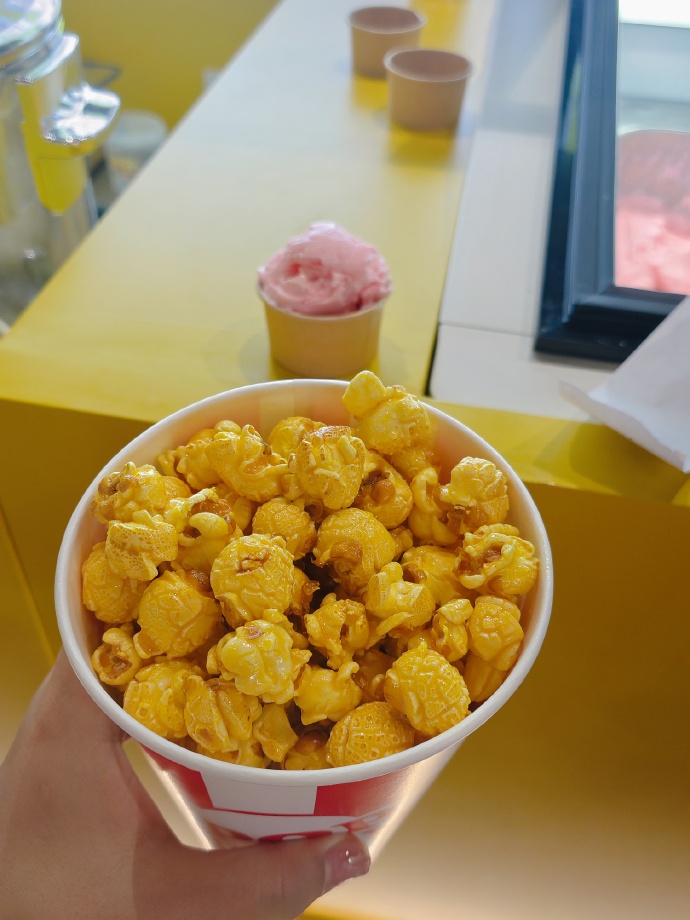 gerae728448's tweet photo. Just cracked open a bag of buttery popcorn—sharing is caring, so DM me if you want a handful! https://t.co/nlqdFzuPsD