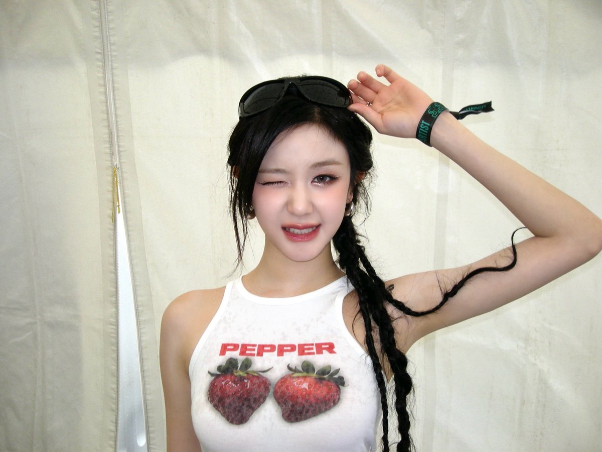 BABYMONSTERINTL's tweet photo. 📸| 260825 #PHARITA Weverse Update 2/2

“feeling like a 10😎🍓”

#BABYMONSTER #베이비몬스터 @YGBABYMONSTER_ https://t.co/UFsmGCcjmS