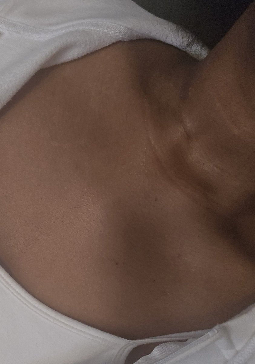 illspae's tweet photo. why did my chest poke out like that does anyone know or is it just the shadow 🤔🤔 #edrtwtㅤ https://t.co/mEUP9wtVqG