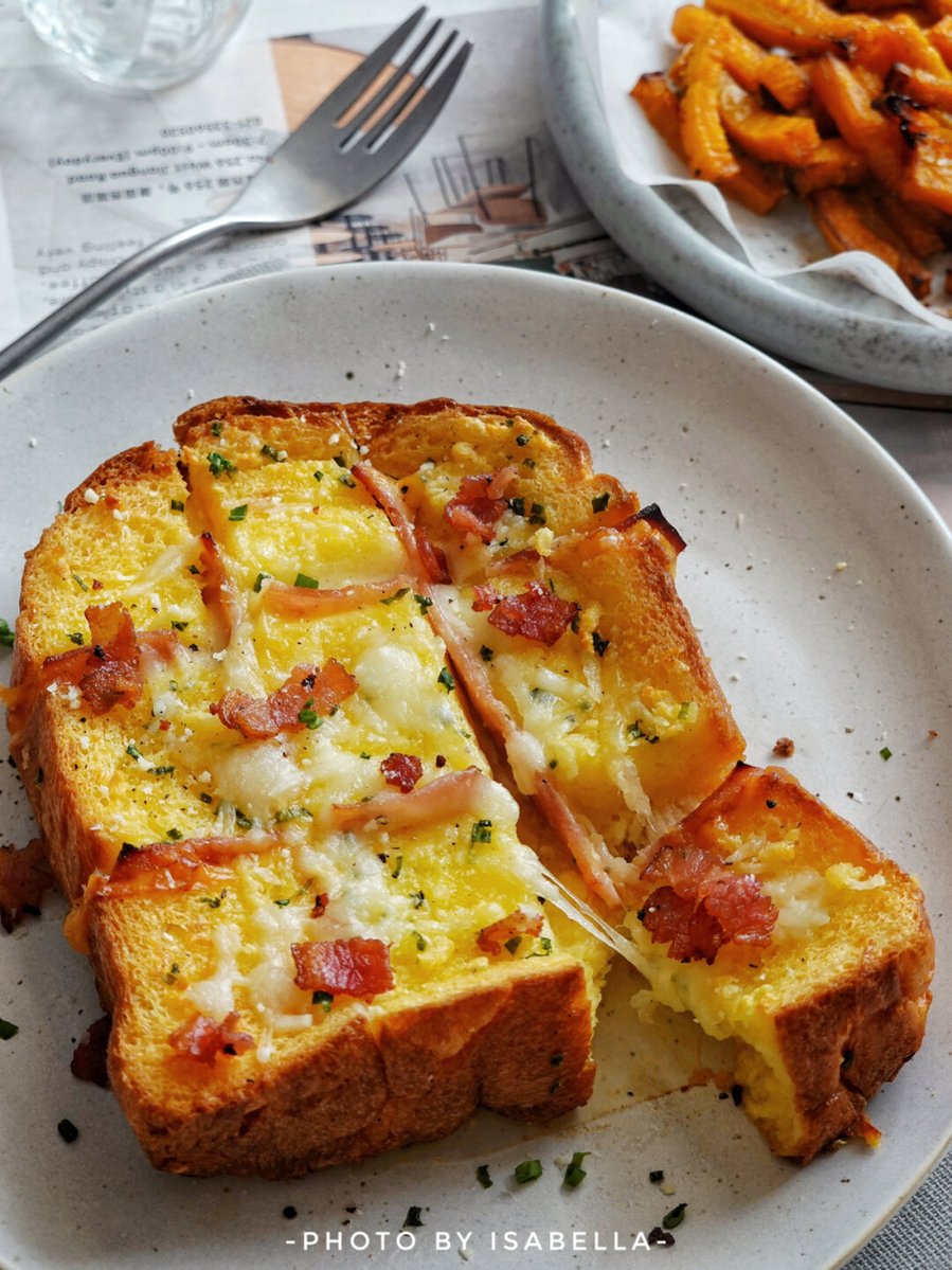 jourk703623's tweet photo. Homemade garlic butter toast topped with melted cheddar and a sprinkle of parsley—10-minute cozy snack that hits different!， https://t.co/NZuEi0KWbQ