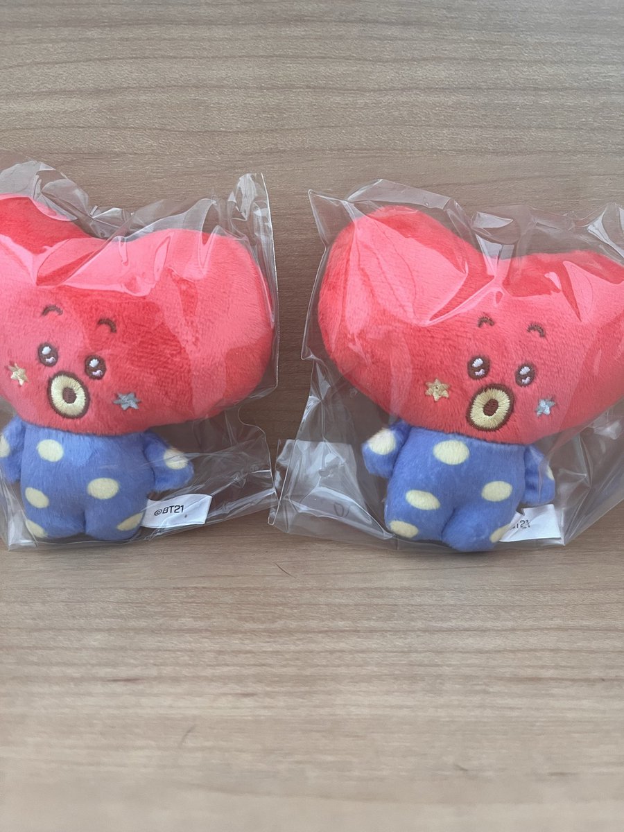 jijiemon724's tweet photo. #BT21  #BTS
1日遅れだったのであまり殺到しなさそうなスーパーに出向いてみたら手付かずな状態で2セットも😮最初は単に勘で選んだら  #TATA だったのでもう1セットの方の同じ場所の箱を買ったら出るのか？🤔と急遽検証したくなり買ってみたら何と!♥️♥️←左側前から3列目でした🤗 https://t.co/smPTXJ6itP