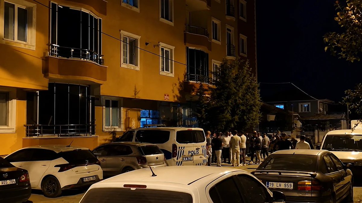 Asli3616's tweet photo. 2026 / 53 
Bir Polis memurunun intiharı

Çorum Alaca İlçe Emniyet Müdürlüğü kadrosunda görev yapan 35 yaşındaki polis memuru Yakup Nazlıoğlu’ndan haber alamayan meslektaşları ve yakınları durumu yetkililere bildirdi.
￼
Aşırı sıcaklar nedeni ile baygınlık geçirmiş olabilir, ihbarı üzerine ikamet ettiği adresine polis ve sağlık ekipleri sevk edildi. Eve giren sağlık ekiplerinin yaptığı kontrolde Nazlıoğlu’nun hayatını kaybettiği belirlendi.

Eşi ve çocuğunu Hatay depreminde kaybederek hayata yarım kalmış bir şekilde devam etmeye çalışıyordu. Ekonomik sıkıntılar nedeniyle çıkmaza girdiği iddia ediliyor. 2025 yılında bi araç satın almış, sanırım ondan sonra sorunları çoğaldı. 

Olayın ardından Cumhuriyet savcısı ve olay yeri inceleme ekipleri evde çalışma yaptı. Yakup Nazlıoğlu’nun cenazesi, "kesin ölüm nedeninin belirlenmesi amacıyla" otopsi yapılmak üzere Alaca Devlet Hastanesi morguna kaldırıldı.
Polis memurunun ölümüne ilişkin başlatılan çok yönlü soruşturma sürüyor.

Yozgat Sorgun nüfusuna kayıtlı, Dişli köyünden Ali Nazlıoğlunun oğlu Polis memuru'nun cenazesi kılınacak öğle namazından sonra dişli köyünde defin edilecektir. 

@EmniyetYozgat @CorumEmniyet 

#Polis #Emniyet
