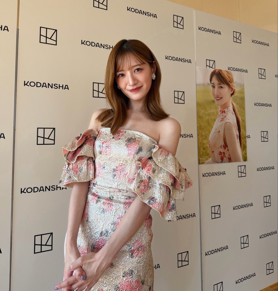 nakada_official's tweet photo. 本日 #中田花奈 3rd写真集「#Bougainvillea 」発売記者会見を行いました🌺

たくさんの媒体様にご取材いただきました！暑い中お越しくださりありがとうございました！

順次記事等が公開されていきますので写真集と合わせてぜひチェックしてくださいませ💁‍♀️

https://t.co/9qu9eO0jto

（staff） https://t.co/64IbnZzUvq