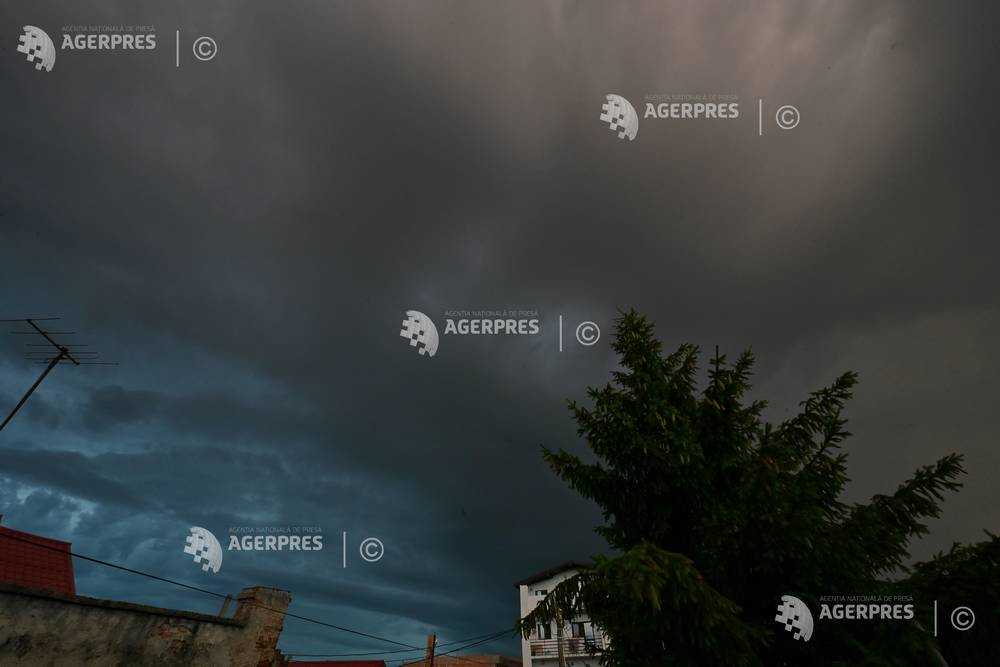 agerpres's tweet photo. #ANM: Cod galben de instabilitate atmosferică în mai multe zone din țară, marți și miercuri - https://t.co/3j7qOUibj6
Foto: NICOLAE BADEA (C) / AGERPRES FOTO, https://t.co/rUrhqjbH0g https://t.co/J41QKBXcVD