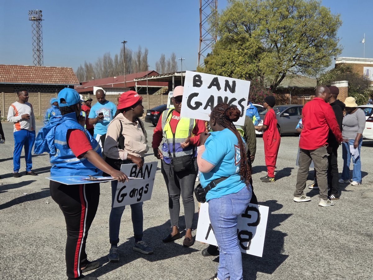 KayaNews's tweet photo. The Boksburg Magistrates Court is expected to hear the formal bail application of three men accused of killing two Anti-Gang Unit members.

Well known gangster  Regan Collis, Jamal Meyer and Elvino Crafford are applying for bail on Schedule 6 charges.

The trio faces nine charges, including murder, attempted murder and robbery with aggravating circumstances 

Police officers Siphiwe Sibeko and Thapelo Tlometsana were responding to shooting of two women when they were ambushed. KH 

#KayaNews