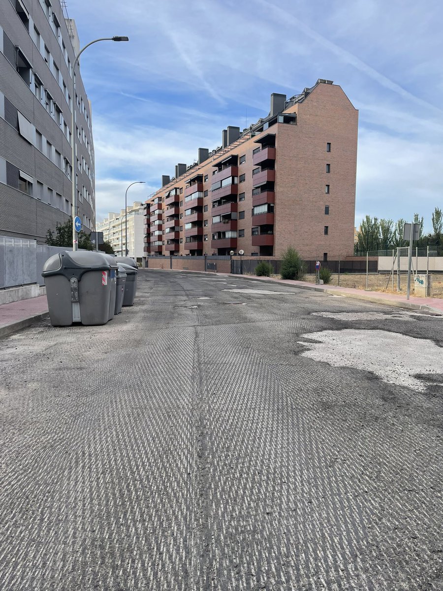 Fedelazaro84's tweet photo. Esta es la situación desde hace varias semanas en la Calle Nicolás Guillén. Se supone que están arreglando la calle, pero desde hace días no aparece ningún operario. @AytoAlcalaH cuando volvéis de vacaciones? https://t.co/yCaifL6wRu