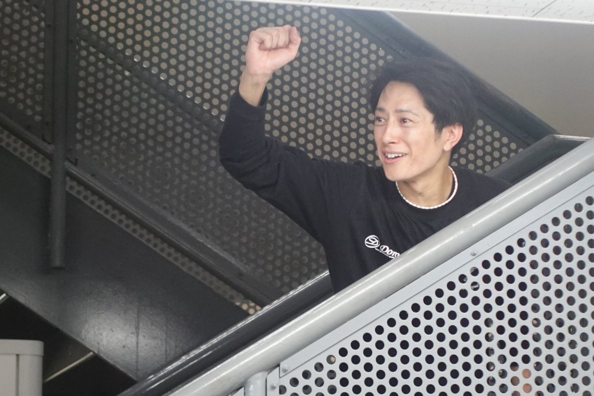 hochi_boatrace's tweet photo. ◆ボートレース桐生・ＳＧ第７２回メモリアル（２５日・初日）

《元志さんも「おめでとう！」》

和田兼輔選手が３Ｒで逃げてＳＧ初勝利。そのインタビューを、少し離れて見守っていたのは篠崎元志選手でした。

「おめでとう！俺もいくよ！」と、今後予定されている水神祭にも意欲十分。

そんな元志選手は６Ｒ２号艇で登場。前半１Ｒは６コースから６着に敗れましたが、同僚の走りを刺激に快走を見せられるか？

＃ボートレース桐生
＃篠崎元志
＃和田兼輔　
＃メモリアル